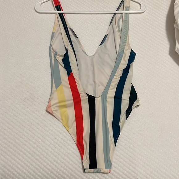THE MICHELLE ONE PIECE IN SPLIT STRIPE
Solid & Striped
Color: Split Stripe - Picture 4 of 5
